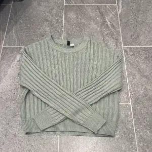 En grön/grå färgad stickad tröja från Hm i bra skick! 💚