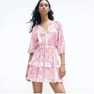 Säljer nu denna supersnygga populära klänningen från zara som är helt slutsåld💗Endast använd 1 gång så i superfint skick!❣️