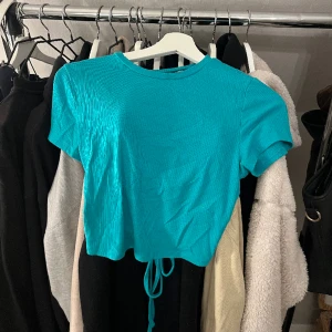 T-shirt - Söt tröja från new yorker med öppen rygg Köparen står för frakt 