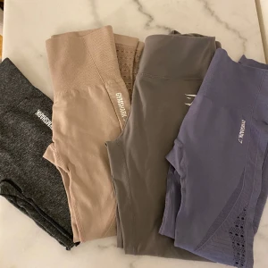 GYMSHARK välj ett par tights  - Använda en enstaka gång.  Nypris ca 650-750kr. Samfraktar vid fler köp. 