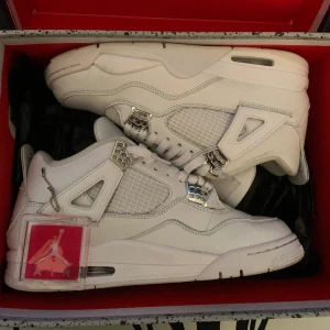 Jordan 4 pure money  - Fick dom när jag Fyllde år är för små nu. Har använt dom inte så mycket Dm om du vill köpa eller ge förslag på pris. 