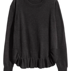 Stickad tröja från HM - Fin stickad tröja med volanger   från H&M, lite nopprig men inget som jag tycker syns när man har på sig den, storlek M.