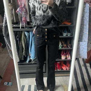 Lågmidjade jeans - Super snygga jeans med detaljer! 