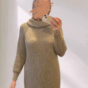 Varm klänning  - Oanvänd.  Storlek M.  Går lite under knäna på mig som är 172, om den var längre hade jag behållt den :) hoppas någon annan får glädje av den istället.   Nytt pris: 209kr Mitt pris: 130kr