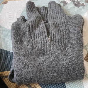 Stickad tröja - En jätte fin stickad tröja som är väldigt skön och varm. 