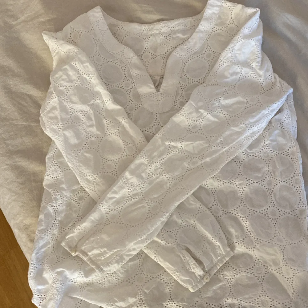Jättesöt vit blus. Hålig i mönstret. Jättefin till sommaren💗passar xs-m. Puserot.