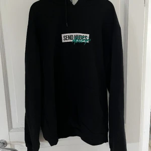 Svart hoodie  - Svart hoodie med tryck på bröstet