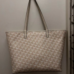 Ralph Lauren väska - Säljer min jättesnygga Ralph lauren väska då den inte kommer till användning längre. Köpt för ca ett halv år sen men fortfarande jättebra skick. Väskan är väldigt rymlig och är både praktisk och snygg, passar perfekt som skolväska!