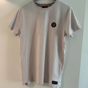 T-shirt från A.C.E - T-shirt från A.C.E i storlek m i bra skick