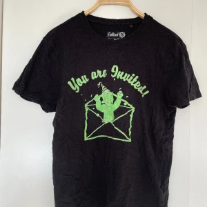 T Shirt 🦥🦥 - Snygg cool T-shirt som lyser i mörktet 🐉🌲