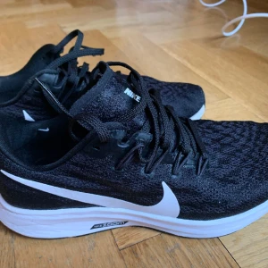 Springskor - Nyskick svarta Nike Pegasus.