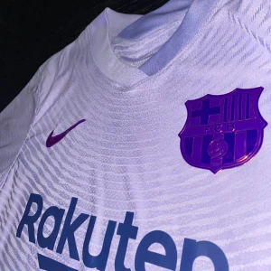 FC Barcelona tröja 2021/22 - En mycket fin FC Barcelona 2021/22 borta tröja. Tröjan är i mycket bra skick, använd ett fåtal gånger. Inget fel alls med den. Tröjan är player version, storlek M. Hör av er vid frågor! :)