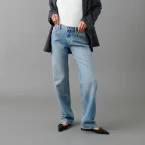 Säljer dessa snygga low waist jeans! Knappt använda och i bra skick💗Nypris 499kr. Säljer också dom i grå, om man köper båda får man ett paketpris båda för 499kr!