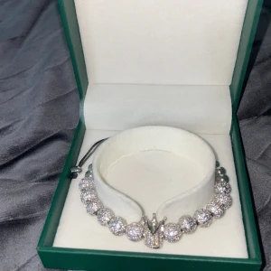 Armband  - Ett silvrigt armband 