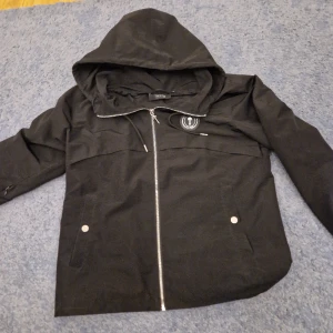 Trapstar vindjacka - Skön jacka av tunt material men väldigt vind beskyddande och dessutom jättesnygg.  Storleken är Xs men det sitter också jätte bra på S och tight på M. Är själv 173 och den passar mig jättebra.