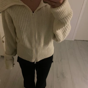 Stickad kofta - Säljer min fina kofta från Gina då jag inte längre använder den lika mycket💞använder oftast storlek xs/s men denna köpte jag i L då den ändå passar, det ända är att den är lite längre i armarna💓 Säljer för 200kr! Använd gärna köp nu!!