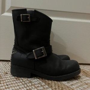 Jonny bulls - Cool stövlar med en stjärna bak på skorn, som ger en snygg detalj.  Skorna är använd fåtal gånger och är i bra skick.