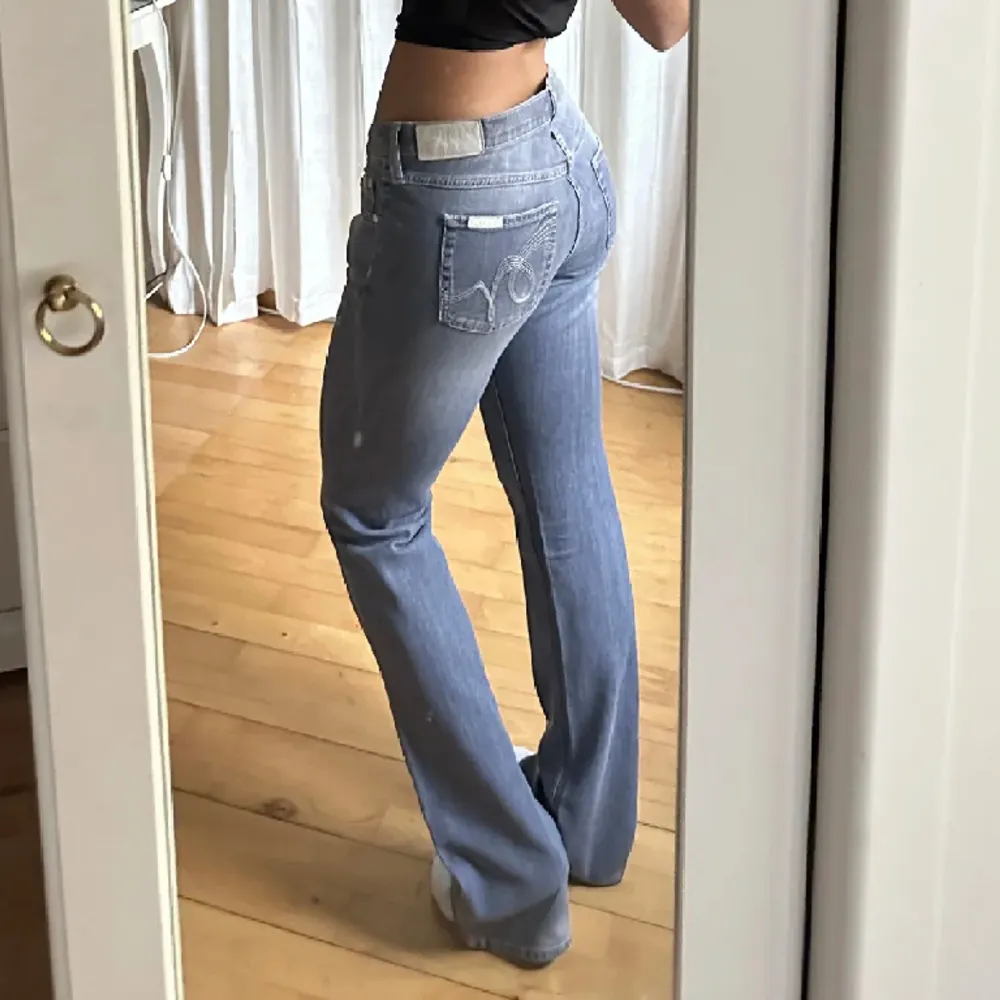 Säljer dessa supersnygga gråa jeans som tyvär inte passar mig💞 midjemått 84 innerbenslängd 88💗 Lånade bilder från hon jag köpte de av. Jeans & Byxor.
