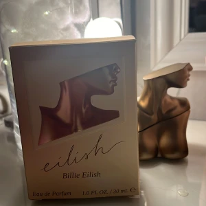 Billie eilish parfym!💕 - Jag säljer denna otroligt fina & populära Billie eilish parfymen för att jag personligen inte tycker att doften passar mig. S 💕Jag tycker genuint att doften är otroligt god och varm.💕 nypris: 625kr på kicks, säljer för 379kr🩷