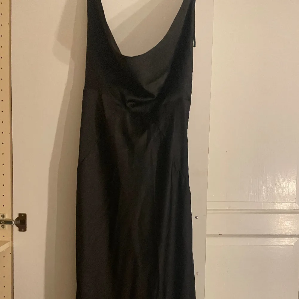 säljer min fina balklänning då den inte kommer till användning! Den är lång i modellen med satin i materialet, Passar perfekt till fest, bal osv. 😍. Klänningar.
