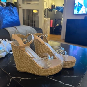 Högklackad espadrille - Storlek 38, bra skick. Genomskinligt band över foten.