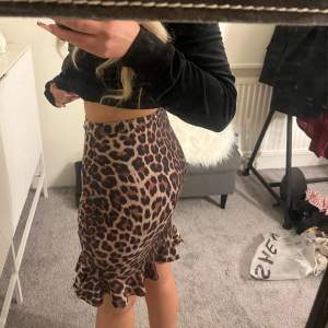 leopard kjol ifrån gina, sitter super fint på mig som har S/36 i storlek och är 1,57. har volanger lägst ner, skriv t mig om du har frågor eller är intresserad.☺️