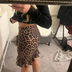 leopard kjol - leopard kjol ifrån gina, sitter super fint på mig som har S/36 i storlek och är 1,57. har volanger lägst ner, skriv t mig om du har frågor eller är intresserad.☺️