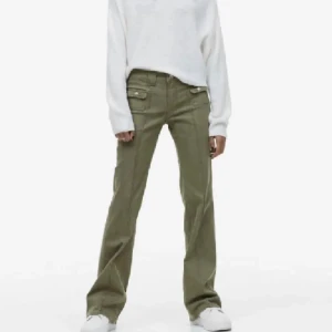 HM cargo jeans - säljer mina supersnygga lågmidjade jeans från HM eftersom att de tyvärr är för stora för mig. de är helt oanvända med prislapp. Midjemåttet är 41,5 cm rakt över över innerbensmåttet är 80,5 cm💞
