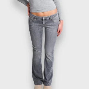 Gråa jeans - Jättesnygga, helt oanvända med prislapp kvar. De är ifrån märket meet me there och är slutsålda❤️