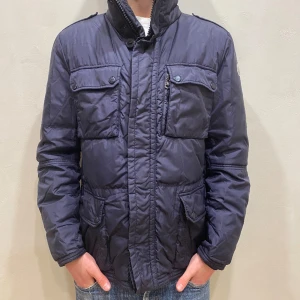 Moncler Field Jacka  - Hej! Säljer nu min Jacka från märket moncler , Storlek M fint skick. Tveka inte på att höra av dig om du har frågor eller funderingar kring varan! 