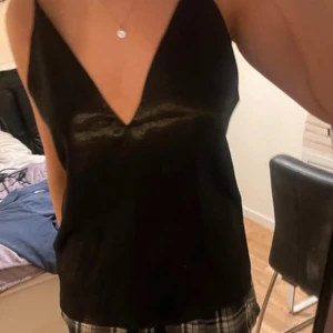 Festligare topp - En svart topp som är perfekt för lite festligare tillfällen! Har varit en favorit därav lite sliten🥰  (Tryck på köp nu)