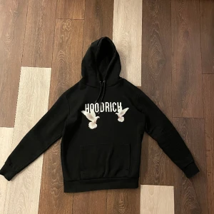 Hoodrich hoodie - Säljer denna snygga hoodien som inte längte kommer till användning. Köptes i sommar i JD sport för 950kr Storlek S men skulle säga passar M med Priset kan diskuteras 