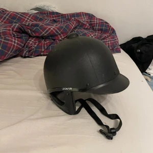 Häst hjälm - Säljer min häst hjälm har aldrig ramlat av med den här hjälmen vilket gör den söker att ha igen 