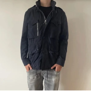 Ralph Lauren field jacket  - ralph lauren field jacket - storlek L - skick 9/10 - modellen är 188cm och 83kg - nypris 4500kr - vid frågor och funderingar är det bara att skriva! pris  kan diskuteras vid snabb affär   öppen för trade 