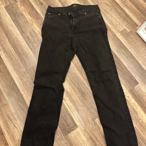Lee jeans  - Säljer mina LEE jeans då jag inte använder dom lägre. Inga defekter. Vid fler frågor/ funderingar är det bara att skriva. Storlek W32 L34