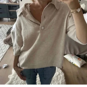 Stickad tröja - Obs. Tagen bild. Har denna tröja i storlek XS. Ser precis likadan ut. Inga defekter. Köpt från Hm. 