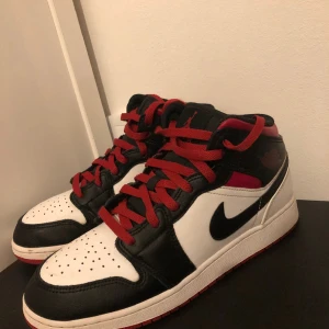Air Jordan 1 mid gym red black toe - air Jordan 1 mid gym red black toe strkl 40. Nypris 1145kr säljs för 750kr. En liten skavank på skosnöret (skosnören går ju alltid att byta)  Små fläckar lite överallt men inget som syns om man i tittar nära. 