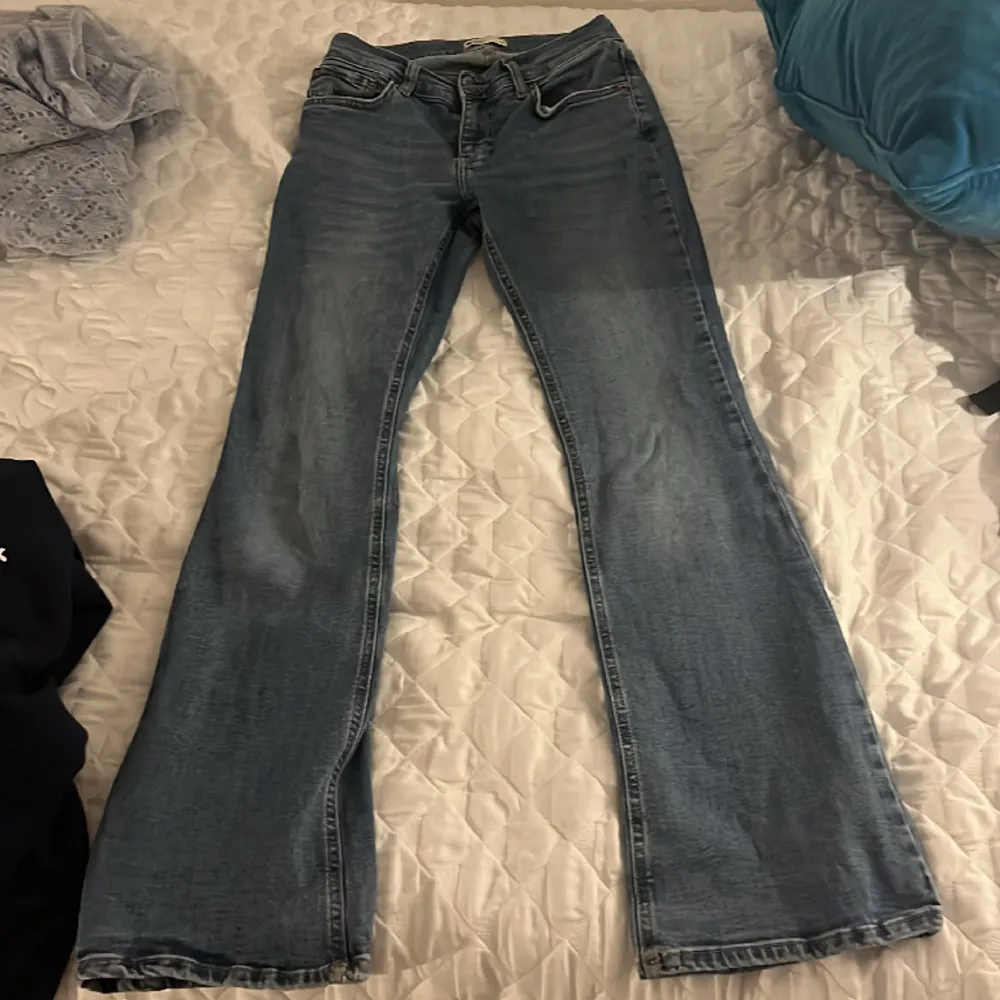 Supersnygga low waist bootcut jeans 🤩 köpta för 500, sparsamt använd så inga synliga defekter, hål eller slitningar🫶  Från Gina tricot 💕 TRYCK EJ KÖPT NU, skriv för fler bilder . Jeans & Byxor.