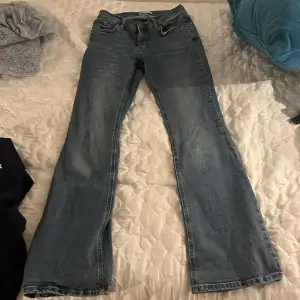 Supersnygga low waist bootcut jeans 🤩 köpta för 500, sparsamt använd så inga synliga defekter, hål eller slitningar🫶  Från Gina tricot 💕 TRYCK EJ KÖPT NU, skriv för fler bilder 