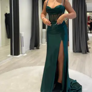 Så fin mörkgrön klänning, perfekt till bal eller bröllop. Endast använd 1 gång, storlek 36💗