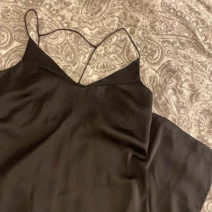 Kläning - En jättefin lång svart kläning med öppen rygg, köppt för 299kr