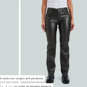 Skinnbyxor  - Så snygga skinnbyxor 🤍 aldrig använda. Köpta för 600kr