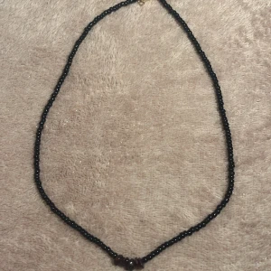 Halsband  - Svart pärlhalsband med kristaller och guld hänge 