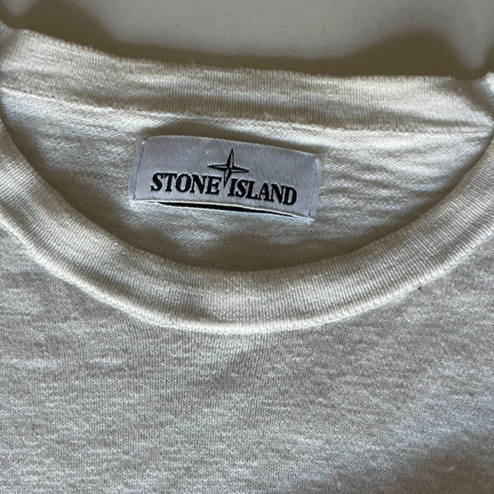 En Stone Island övertröja, något tunnare, perfekt inför sommaren i storlek S. Nypris 2500. Tröjor & Koftor.