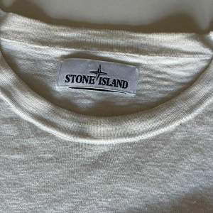 En Stone Island övertröja, något tunnare, perfekt inför sommaren i storlek S. Nypris 2500