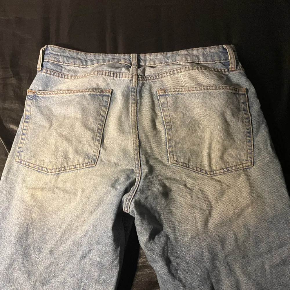 Ljusblå loosefit jeans från Asos, storlek 32/32, använda mycket fast inga stora tecken på användning, . Jeans & Byxor.