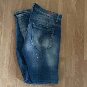Dondup jeans - Ljusblåa Dondup jeans i storlek 30, modell George. Väldigt bra skick användna ett fåtal gånger och har inga deflekter. Köpta från United Fashion
