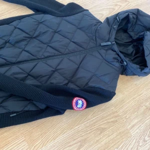 Canada Goose Jacka  - En dunjacka märket Canada Goose, köpt från NK i Göteborg. Väldigt bra skick, använd få gånger. 