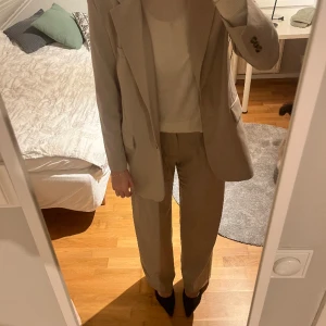 Kostymset - Funderar på att sälja detta sjukt snygga kostymset från bershka. Stl M på byxor, 36 på kavaj. Knappt använt.