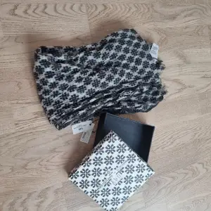 Day by Birger Mikkelsen sjal. Ljusgrå botten med svart mönster. Sparsamt använd   Köparen betalar frakten